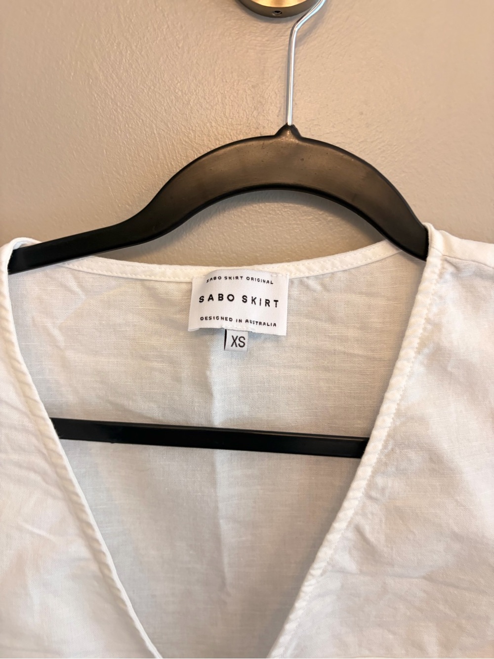 Sabo Skirt White linen blend blouse front tie detail and flap pockets size XS - Picture 3 of 14